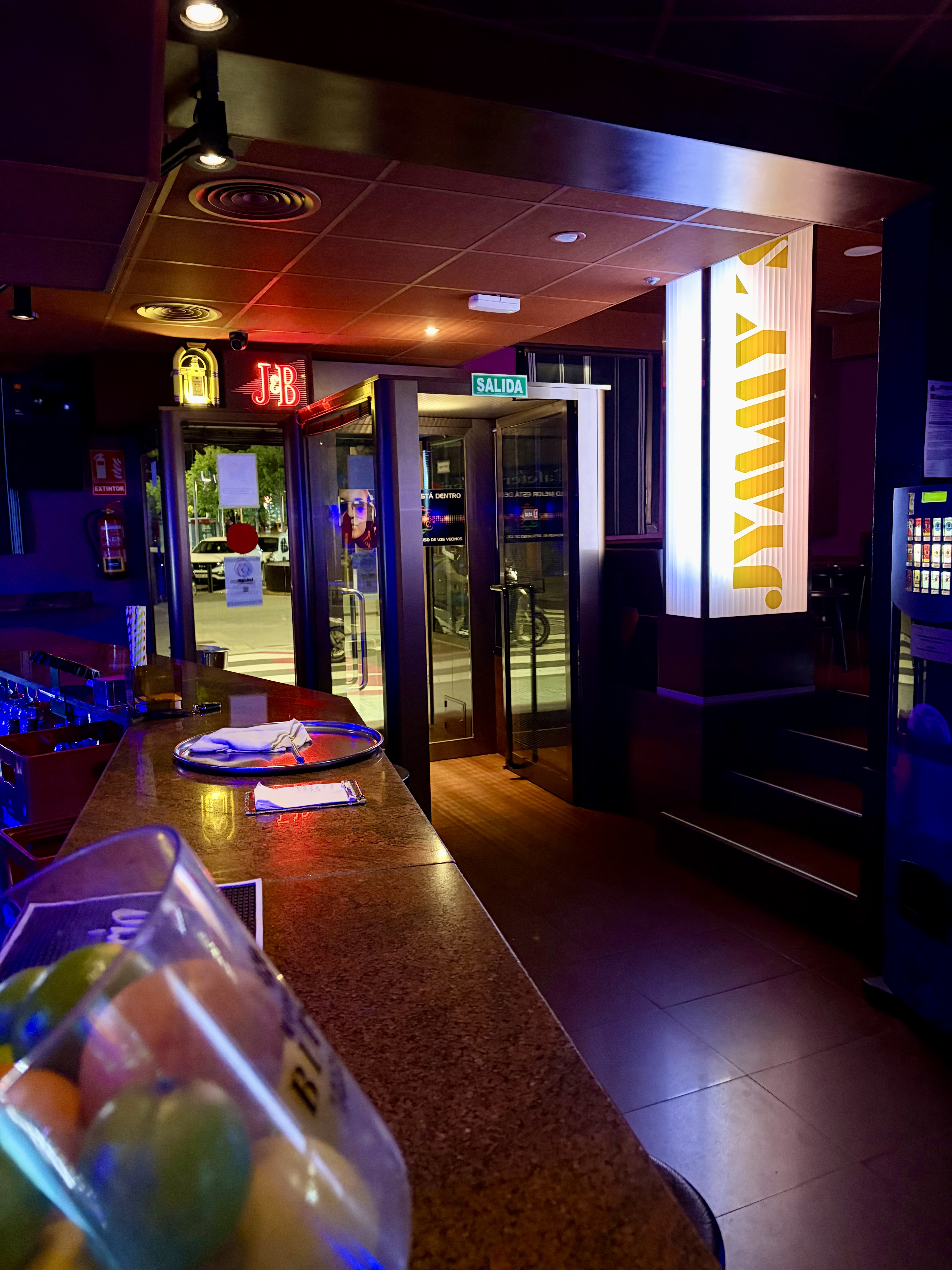 Interior nocturno Jymmy's