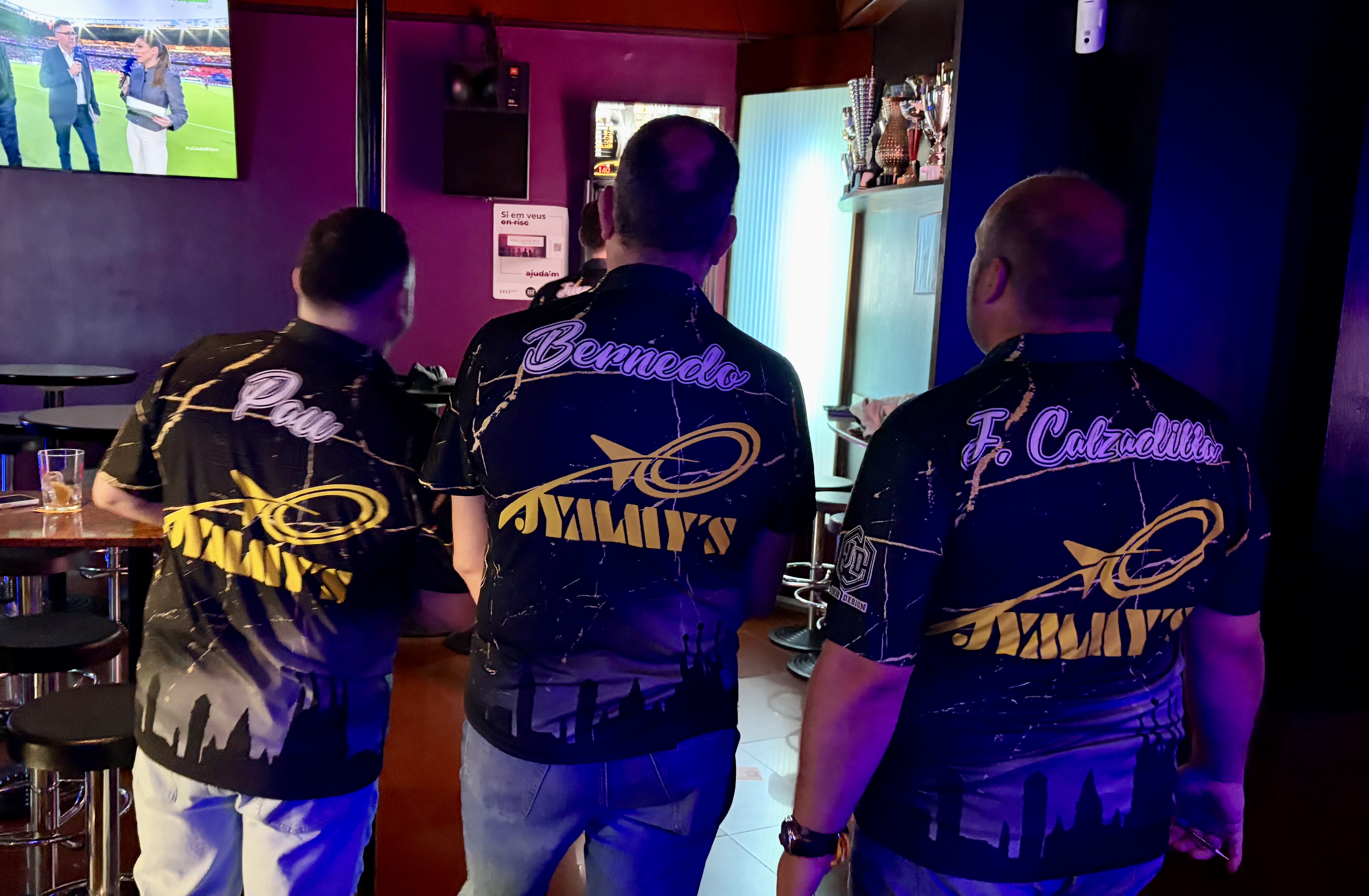 Jymmys Shooters con la camiseta oficial del equipo