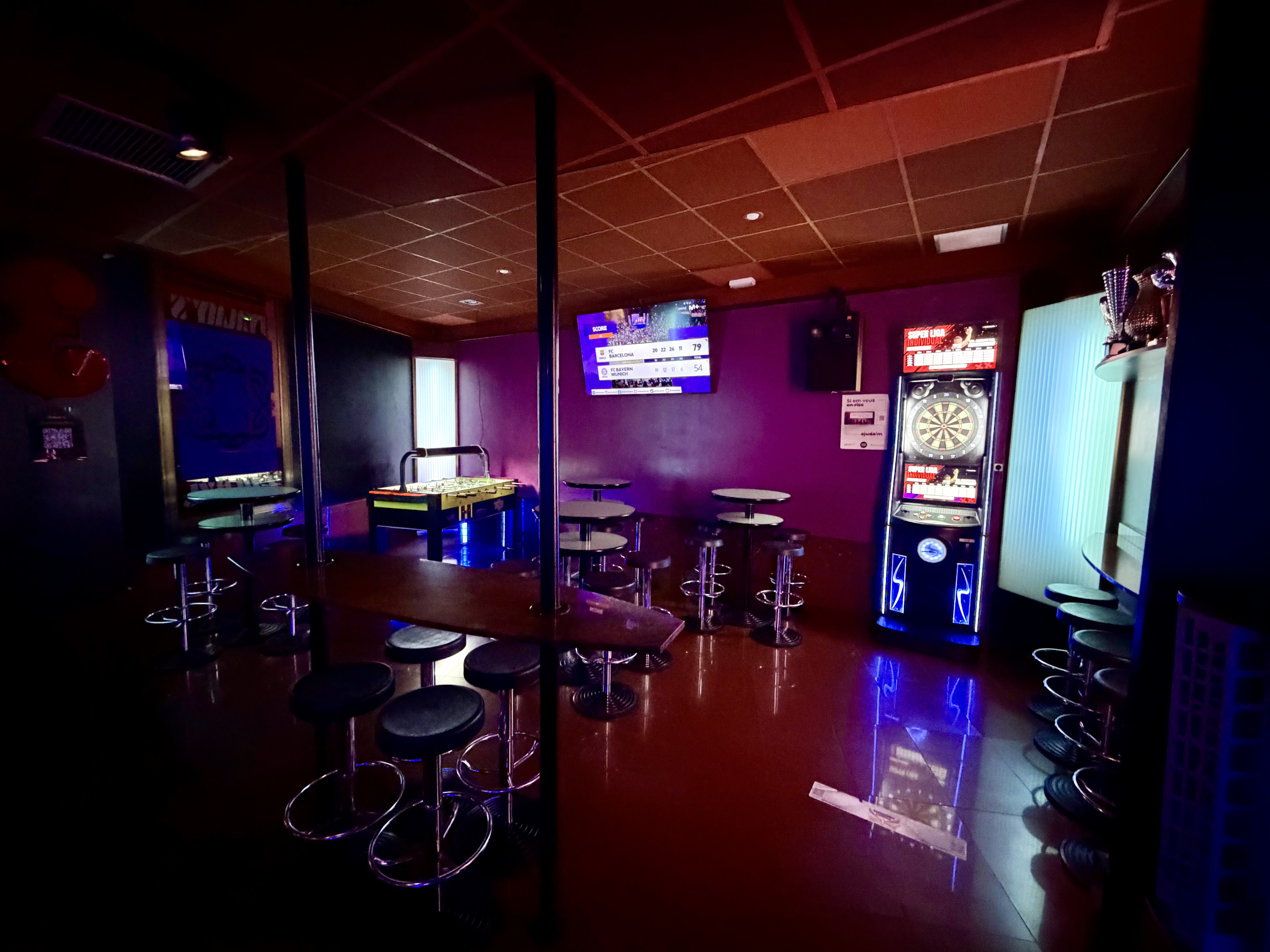 Sala de dardos y futbol&iacute;n