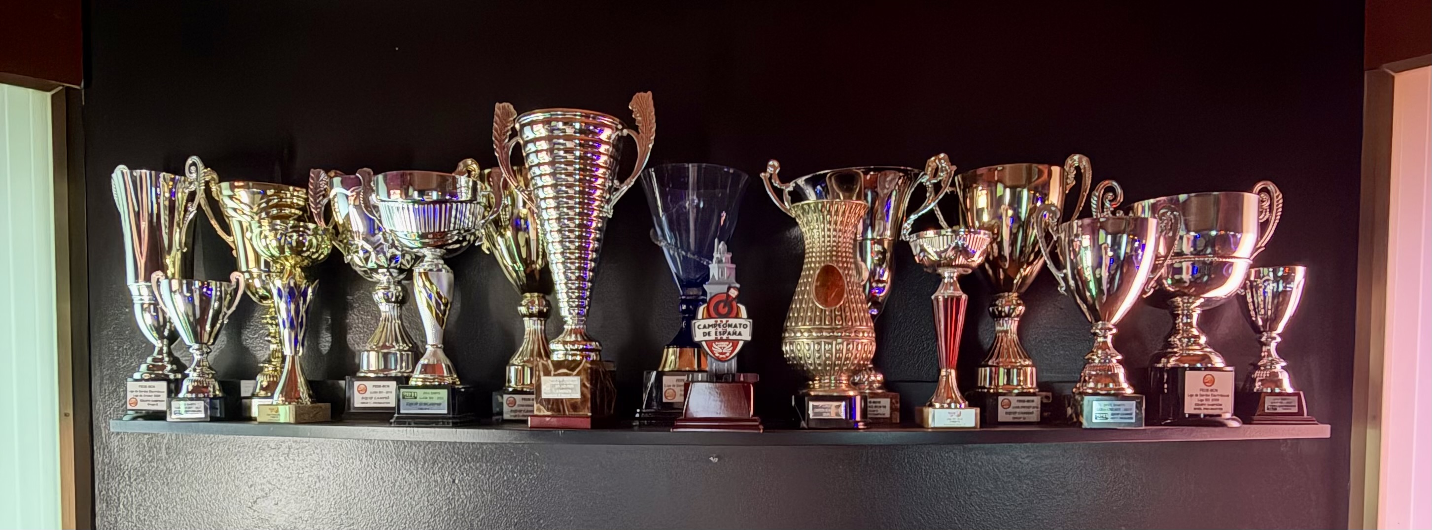 Vitrina de trofeos del Club de Dardos Jymmy's en la Liga Phoenix